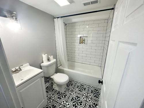 Bathroom, Super Amazing Place To Stay Near Downtown! Free Parking in Grand Boulevard