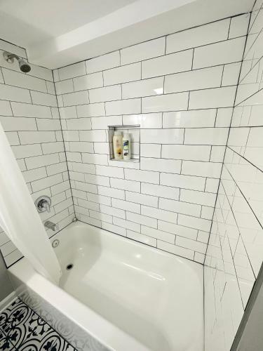 Facilities, Super Amazing Place To Stay Near Downtown! Free Parking in Grand Boulevard