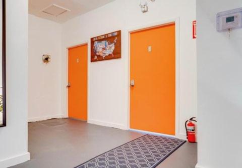 The Miami Hostel - Women Rooms -Men Rooms -Fast Wi-Fi - Free Coffee - 24hr check in Available (The Miami Hostel -FREE Breakfast Waffles - FREE DINNER - Free Coffee or Tea - No Mix - Dorms Airport) in 邁阿密市區/市中心