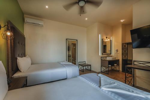 Deluxe Double Room with Two Double Beds image 5