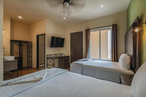 Deluxe Double Room with Two Double Beds image 2