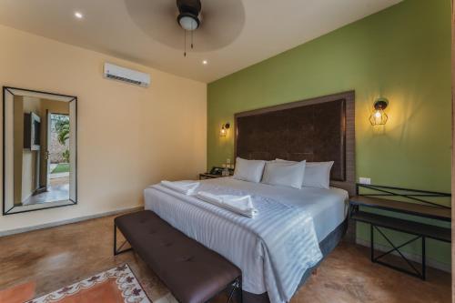 Deluxe King Room image 5