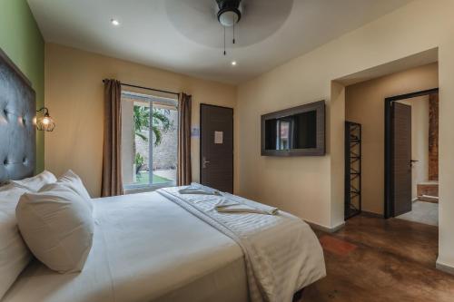 Deluxe King Room image 4