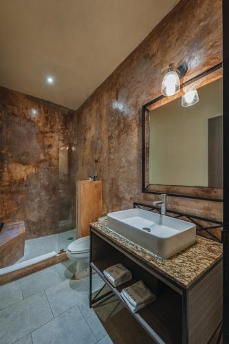 Deluxe King Room image 6