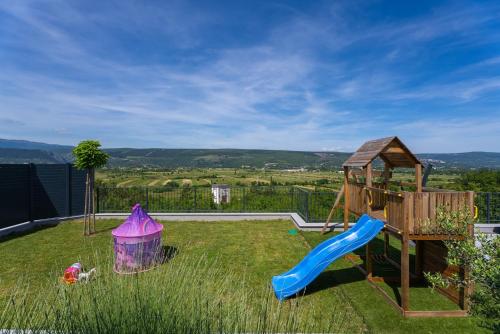 Villa Dalmatia with Sauna, Hot tub, Heated pool in Šumet
