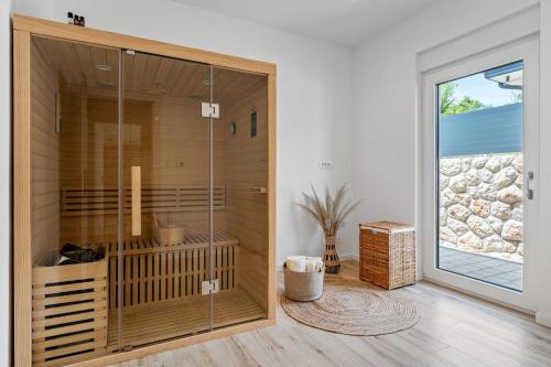 Villa Dalmatia with Sauna, Hot tub, Heated pool in Šumet
