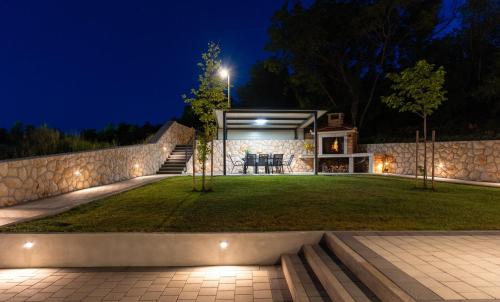 Villa Dalmatia with Sauna, Hot tub, Heated pool in Šumet