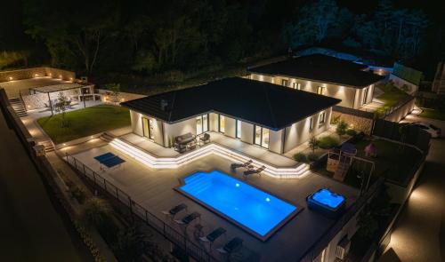 Villa Dalmatia with Sauna, Hot tub, Heated pool in Šumet