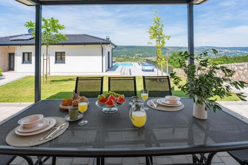 Villa Dalmatia with Sauna, Hot tub, Heated pool in Šumet