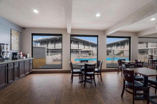 Spanish Trails Inn - Laredo Hotel – Laredo, TX