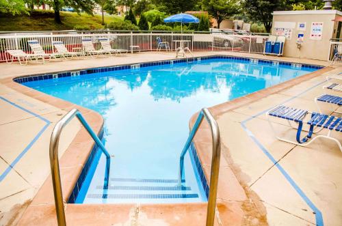 泳池, 新坎伯蘭速8溫德姆酒店 (Super 8 by Wyndham New Cumberland) in 新坎伯蘭