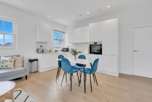 Modern Cosy 2 bed apartment, Smart TV & NETFLIX with private balcony and city view, London