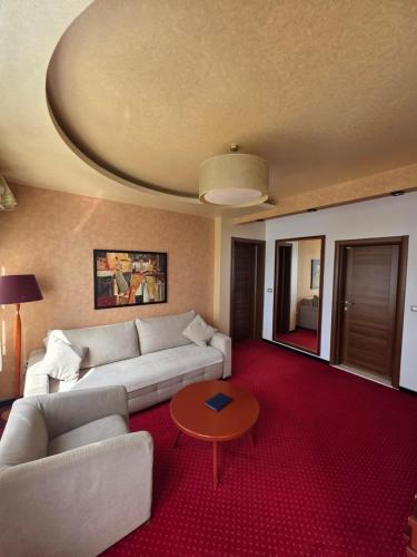 Meridian Hotel - image 13