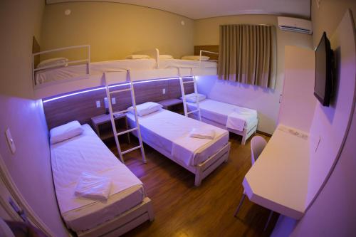 3 twin beds, 2 bunk beds