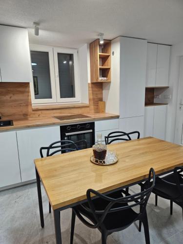 Betina apartments with parking space near the beach in Murter