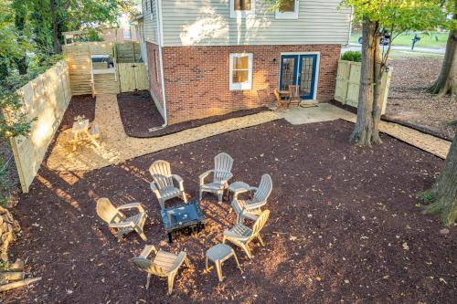 Kert, Hot Tub Fire Pit Oasis 3mi to Downtown in Egyéb