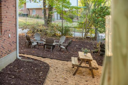 Kert, Hot Tub Fire Pit Oasis 3mi to Downtown in Egyéb