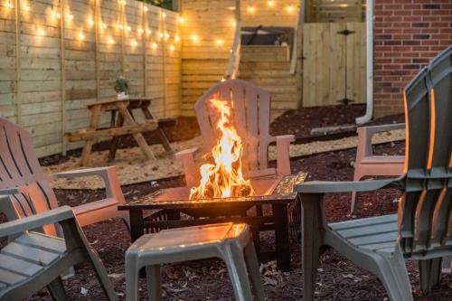 Kert, Hot Tub Fire Pit Oasis 3mi to Downtown in Egyéb