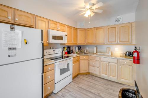 Walk to Brigantine Beach Condo with Furnished Patio in 雙桅船市 (NJ)