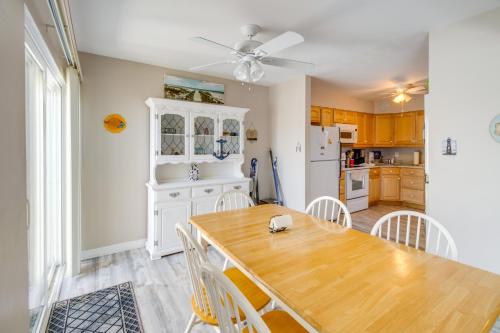 Walk to Brigantine Beach Condo with Furnished Patio in 雙桅船市 (NJ)