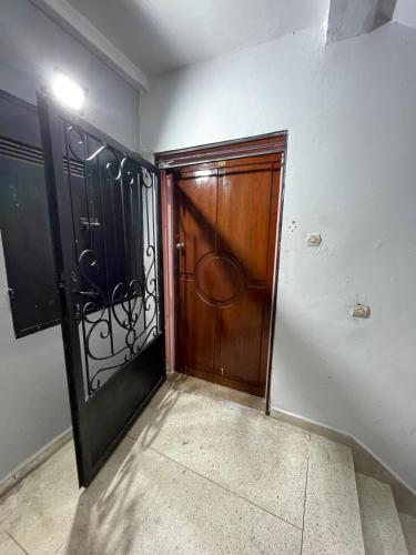 Beautiful apartment with parking for famelies in 리아드 에살람