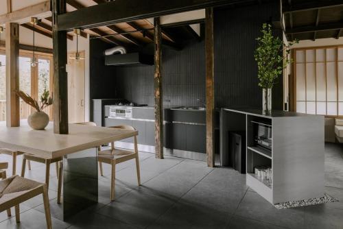 紡ノ座 築100年 一日一組限定のモダン古民家ステイ