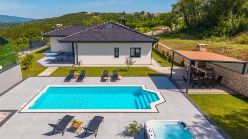 Villa Lauret with Hot-Tub, Sauna, Heated Pool, 3 En Suite Bedrooms in Šumet