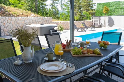 Villa Lauret with Hot-Tub, Sauna, Heated Pool, 3 En Suite Bedrooms in Šumet