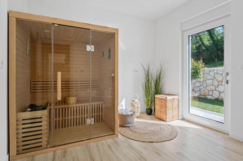 Villa Lauret with Hot-Tub, Sauna, Heated Pool, 3 En Suite Bedrooms in Šumet
