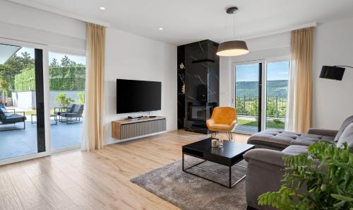 Villa Lauret with Hot-Tub, Sauna, Heated Pool, 3 En Suite Bedrooms in Šumet
