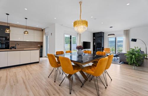Villa Lauret with Hot-Tub, Sauna, Heated Pool, 3 En Suite Bedrooms in Šumet