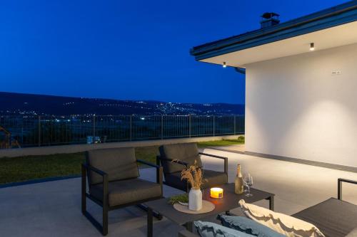 Villa Lauret with Hot-Tub, Sauna, Heated Pool, 3 En Suite Bedrooms in Šumet