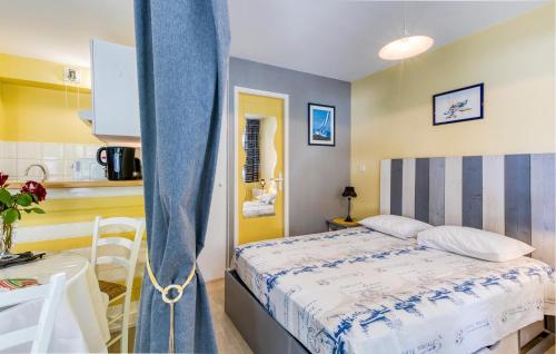 One-Bedroom Apartment image 9