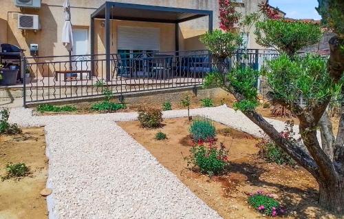 外觀, Stunning Home In Beauvoisin With Wifi in 博瓦桑