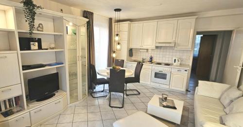 Apartment "Seeschwalbe" mit sonnigem Südbalkon Sauna und Parkplatz - 200m zum Deich in Holssel, Deutschland