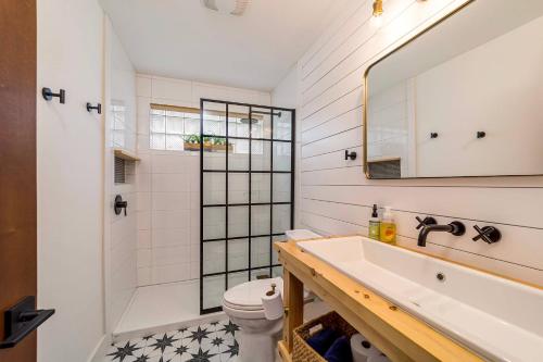 Cheerful & cozy farmhouse 2 bedroom home - image 11