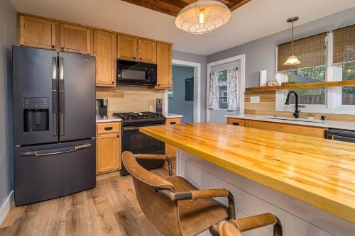 Cheerful & cozy farmhouse 2 bedroom home - image 6