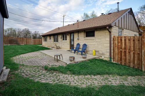 Cheerful & cozy farmhouse 2 bedroom home - image 10
