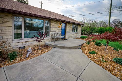 Cheerful & cozy farmhouse 2 bedroom home - image 14