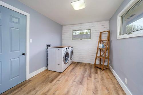 Cheerful & cozy farmhouse 2 bedroom home - image 9