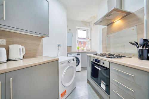 Comfortable 2BR Apartment with Free Parking near Burrell Collection