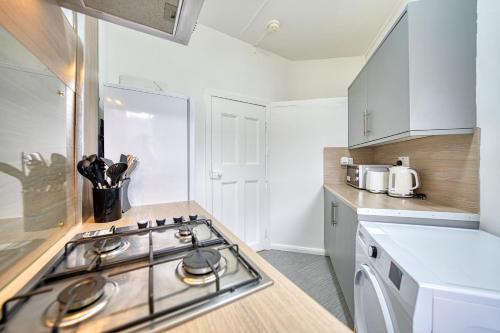 Comfortable 2BR Apartment with Free Parking near Burrell Collection