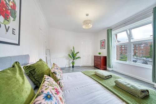 Comfortable 2BR Apartment with Free Parking near Burrell Collection