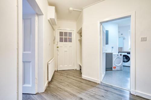 Comfortable 2BR Apartment with Free Parking near Burrell Collection