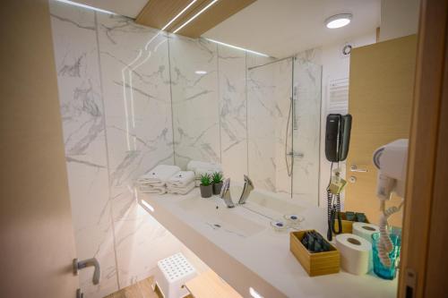 Deluxe Double Room with Sea View image 5