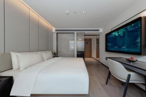 Elegant Double Room with Inner Window image 5