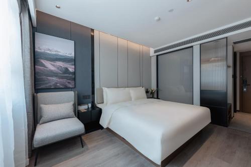 Elegant Double Room with Inner Window image 4