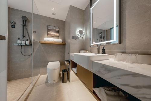 Elegant Double Room with Inner Window image 1