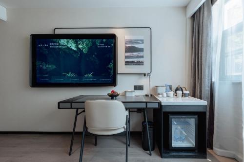 Elegant Double Room with Inner Window image 3