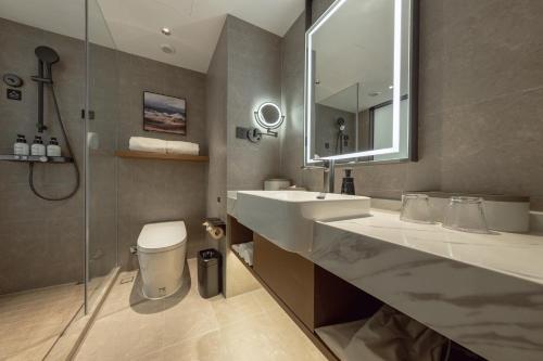 Elegant Twin Room with Inner Window image 4